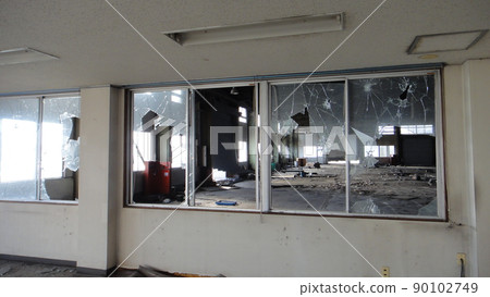 Window broken by stone throwing Window broken by stone throwing 90102749