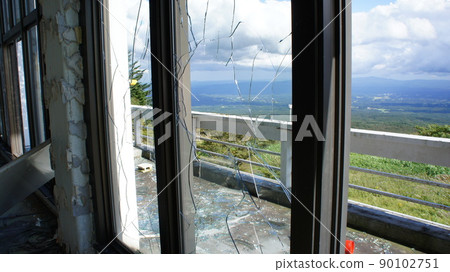 Window broken by stone throwing 90102751