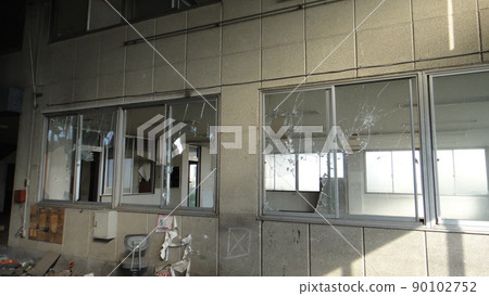 Window broken by stone throwing 90102752