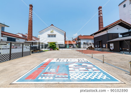 廣島縣東廣島市，陽光明媚的清酒城市西條的街道 90102890
