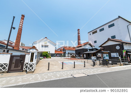 廣島縣東廣島市，陽光明媚的清酒城市西條的街道 90102891