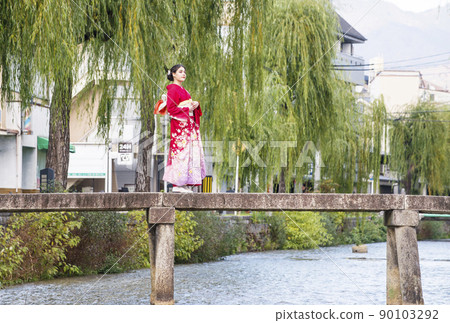 Foreigners taking a walk in kimono Kyoto sightseeing in inbound Shirakawa and Kyoto cityscape image material Foreigners taking a walk in kimono Kyoto sightseeing in inbound Shirakawa and Kyoto cityscape image material 90103292