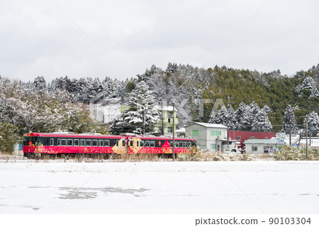 [JR West] Sightseeing train running through snowy landscapes 90103304