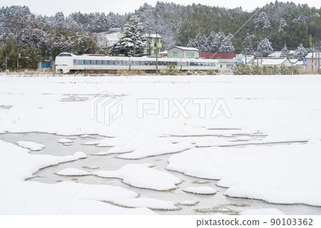 [Noto Railway] Limited express train running in the snowy landscape 90103362