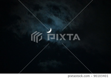 雲中的新月 雲中的新月 90103401