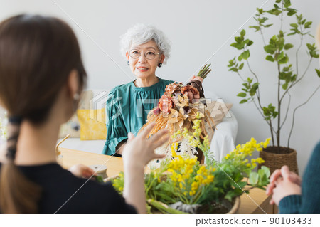 Gray-haired women lifestyle 90103433