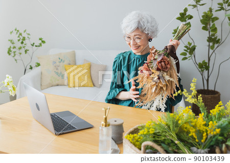 Gray-haired women lifestyle Gray-haired women lifestyle 90103439