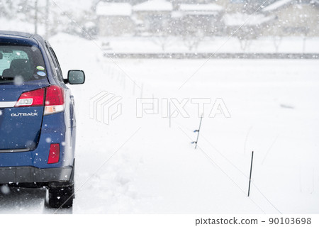 【雪景】雪路上行駛的汽車 90103698