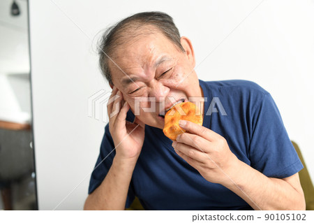 吃米果的老人一臉麻辣 90105102