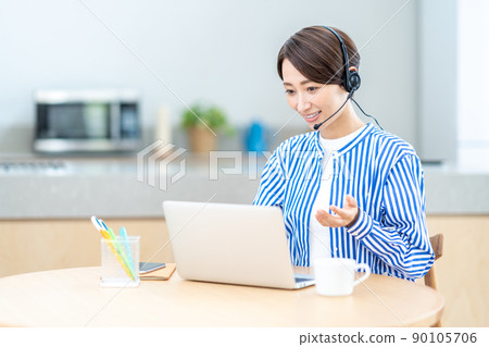 中年婦女在客廳參加在線研討會 中年婦女在客廳參加在線研討會 90105706