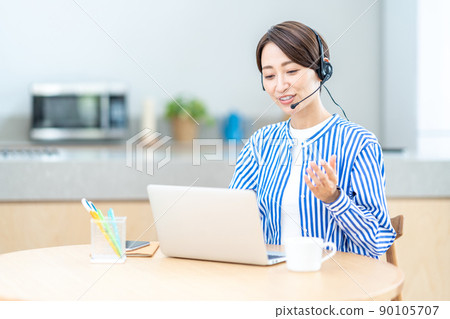 中年婦女在客廳參加在線研討會 中年婦女在客廳參加在線研討會 90105707
