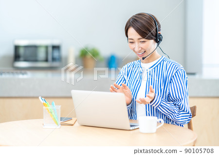 中年婦女在客廳參加在線研討會 90105708