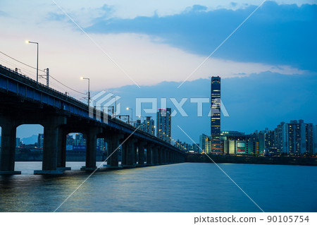 han river scenery in seoul south korea 90105754