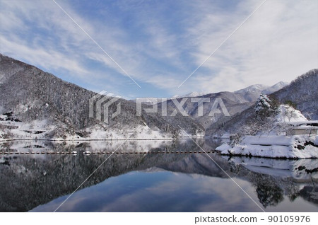 The dam lake of Hirono Dam where it snowed 90105976