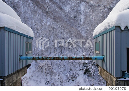 下雪的廣野水壩的大門 下雪的廣野水壩的大門 90105978