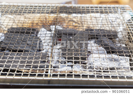 Charcoal-filled barbecue stove 90106051