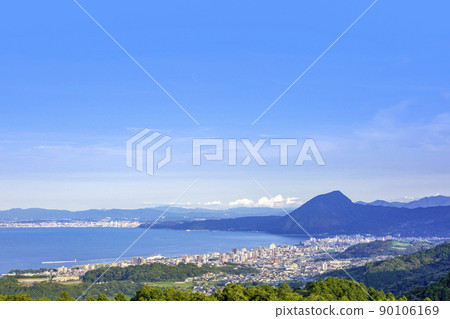俯瞰別府大分市區和別府灣 90106169