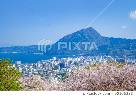 Spring: Overlooking Beppu Oita city area and Beppu Bay 90106388