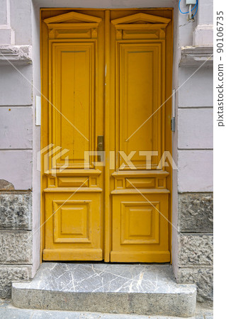 Double Yellow Door 90106735