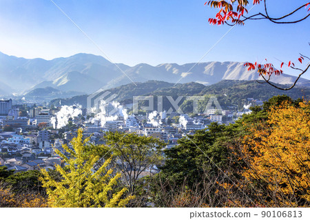 Beppu no yuke and autumn leaves 90106813