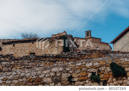 View of the historic town of Atienza with stone houses 90107269
