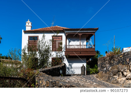 Traditional houses in the old town of Icod de los Vinos, Tenerife Traditional houses in the old town of Icod de los Vinos, Tenerife 90107273