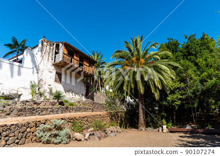 Traditional houses in the old town of Icod de los Vinos, Tenerife Traditional houses in the old town of Icod de los Vinos, Tenerife 90107274