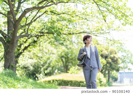 穿著西裝的女商人 90108140