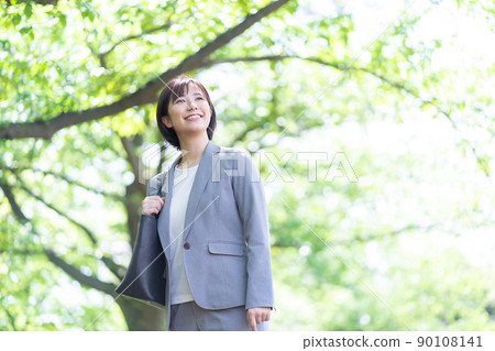穿著西裝的女商人 穿著西裝的女商人 90108141