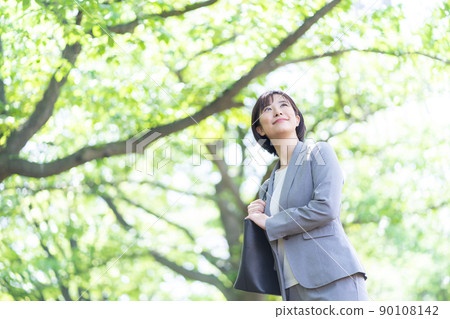 穿著西裝的女商人 穿著西裝的女商人 90108142