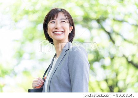 穿著西裝的女商人 90108143
