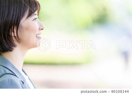 穿著西裝的女商人 穿著西裝的女商人 90108144