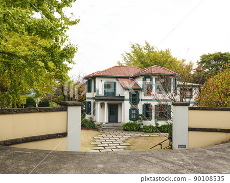 Late autumn (autumn leaves) at the Western Pavilion in Yamate, Yokohama, Kanagawa, with an exotic atmosphere 90108535