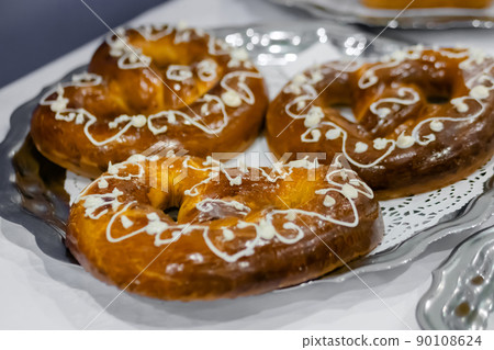 Freshly baked kringles, pretzels on plate at bakery Freshly baked kringles, pretzels on plate at bakery 90108624