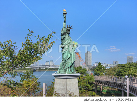 [Tokyo / Odaiba] Aqua City A replica of the Statue of Liberty from France to commemorate the relationship between Japan and France on the coast of Odaiba. 90109452