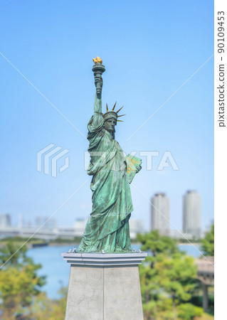 [Tokyo, Odaiba] Phocas, a replica of the scenery of Daiba and the Statue of Liberty. 90109453