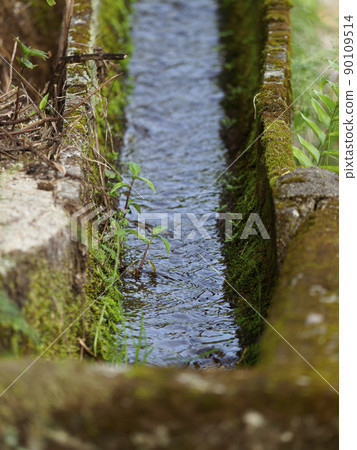 Aqueduct through which water flows 90109514