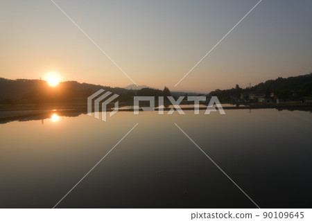 Hakushu-cho, Hokuto City, paddy fields waiting for rice planting to reflect the dawning sky Hakushu-cho, Hokuto City, paddy fields waiting for rice planting to reflect the dawning sky 90109645