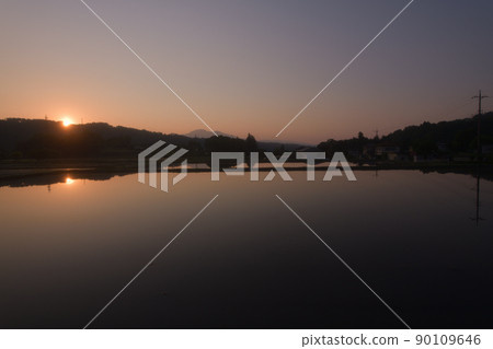 Hakushu-cho, Hokuto City, paddy fields waiting for rice planting to reflect the dawning sky 90109646