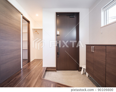 Wide entrance to a new house 90109800