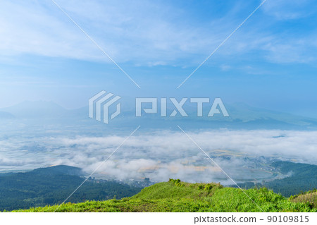 《Kumamoto Prefecture》 Aso's sea of clouds and fresh green meadow seen from Daikanbo 90109815