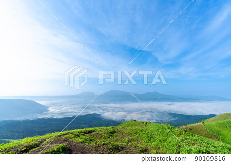 《Kumamoto Prefecture》 Aso's sea of clouds and fresh green meadow seen from Daikanbo 90109816