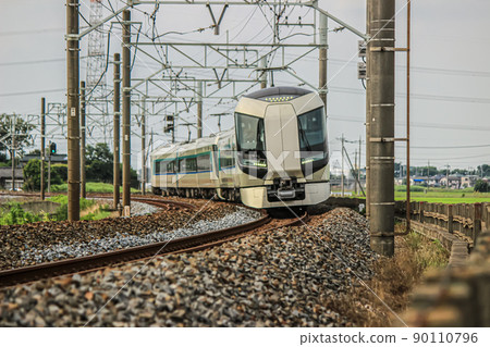 Tobu Railway train passing through a fascinating curve Tobu Railway train passing through a fascinating curve 90110796