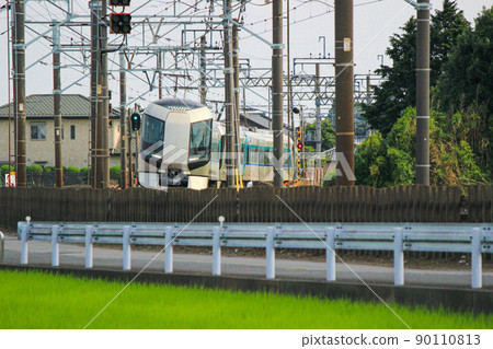 Tobu Railway train passing through a fascinating curve Tobu Railway train passing through a fascinating curve 90110813