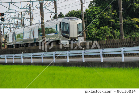 Tobu Railway train passing through a fascinating curve Tobu Railway train passing through a fascinating curve 90110814