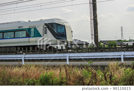 東武鐵道列車通過迷人的曲線 90110815