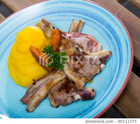 BBQ lamb carre with mashed potatoes BBQ lamb carre with mashed potatoes 90111373