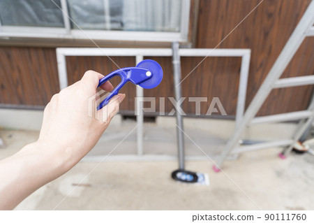 紗門更換：帶紗門滾輪的男人 90111760