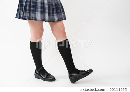 高中女生的裙子和樂福鞋形象 高中女生的裙子和樂福鞋形象 90111955