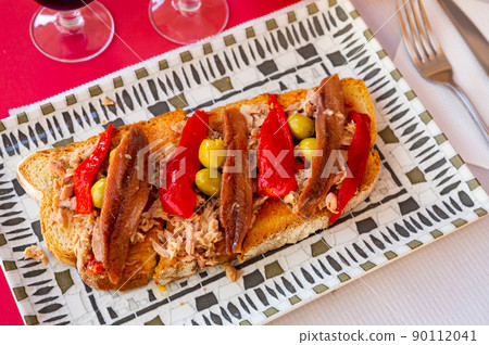 Toasted bread with tuna, anchovies, baked bell pepper and olives 90112041